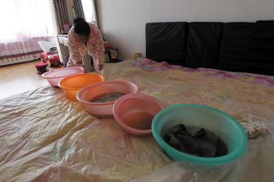 横峰楼上漏水，住户失联，小区没物管，业主维权难！律师来支招……